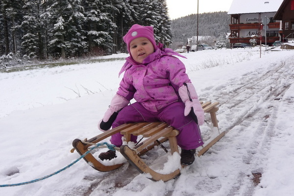 Kinder haben Spaß im Schnee