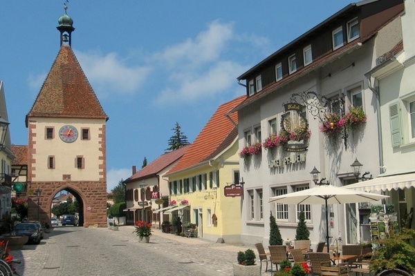 Aussenansicht des Hotels und des Endinger Stadttors Aussenansicht des Hotels und des Endinger Stadttors