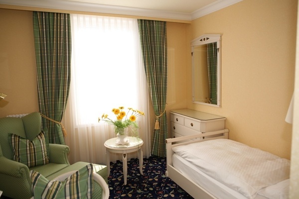 'Einzelzimmer' 'Einzelzimmer'