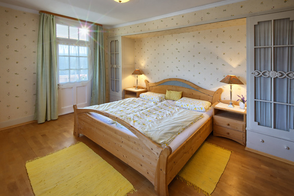 '1. Schlafzimmer mit Zugang zur Loggia und Blick zur Terrasse'