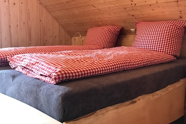 Doppelbett in der Ferienwohnung Heustock