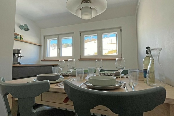 Essplatz f�r 4 Personen mit Blick ins Gr�ne oder - im Winter - auf den Ski- und Rodelhang