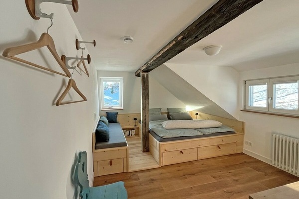 Das Schlafzimmer  Variabel und flexibel � Platz f�r 2 bis 4 Personen. Herzst�ck ist der �ber die gesamte Raumbreite reichende Einbau aus Wei�tannenholz � der �Alkoven�. Ein gro�es 2 Meter breites Bett und eine Liege unter dem Dachfenster � tags�ber Sofa, 