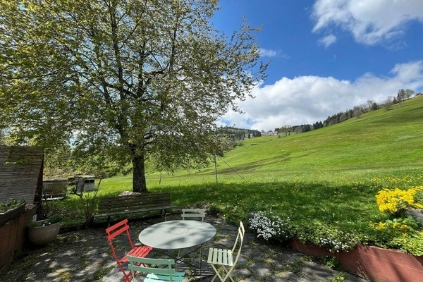 Terrasse unterm Kirschbaum mit Blick ins Gr�ne