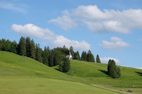 Fatimakapelle und Kapellenlift im Fr�hling