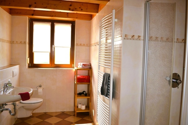 'Badezimmer mit Fenster'