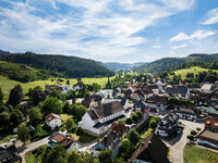 Blick auf den Ort Lenzkirch mit der Kirche (Bildnachweis: © Hochschwarzwald Tourismus GmbH) Blick auf den Ort Lenzkirch mit der Kirche (Bildnachweis: © Hochschwarzwald Tourismus GmbH)