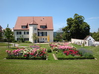 Klostergarten mit ehemaligem Prioratsgebäude (Sitz des Dorfhelferinnenwerk e.V.) (Bildnachweis: Gemeinde Sölden)