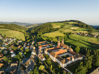 Blick auf St. Peter mit dem Kloster und der Umgebung (Bildnachweis:  Hochschwarzwald Tourismus GmbH)