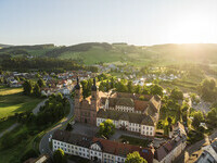 Blick auf das Kloster von St. Peter (Bildnachweis:  Hochschwarzwald Tourismus GmbH)