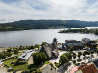 Blick auf den Schluchsee und die Gemeinde mit der St. Nicholas Kirche (Bildnachweis: © Hochschwarzwald Tourismus GmbH) Blick auf den Schluchsee und die Gemeinde mit der St. Nicholas Kirche (Bildnachweis: © Hochschwarzwald Tourismus GmbH)