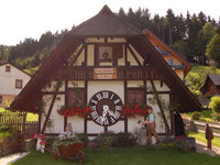 Erste Weltgrößte Kuckucksuhr in Schonach (Bildnachweis: H.Budig / Schwarzwald Tourismus) Erste Weltgrößte Kuckucksuhr in Schonach (Bildnachweis: H.Budig / Schwarzwald Tourismus)