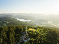 Blick über den Hochfirstturm auf Titisee (Bildnachweis: © Hochschwarzwald Tourismus GmbH) Blick über den Hochfirstturm auf Titisee (Bildnachweis: © Hochschwarzwald Tourismus GmbH)