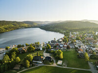 Blick auf die Gemeinde Titisee und den See, sowie das Riesenrad (Bildnachweis:  Hochschwarzwald Tourismus GmbH)
