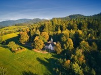 Die Girsbergkapelle in Kirchzarten (Bildnachweis: Foto: Trimo Demankowski - Black Forest Drone)