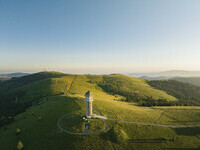 Blick auf den Feldbergturm (Bildnachweis: © Hochschwarzwald Tourismus GmbH) Blick auf den Feldbergturm (Bildnachweis: © Hochschwarzwald Tourismus GmbH)