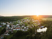 Blick auf den Ort Friedenweiler und den Klostersee (Bildnachweis:  Hochschwarzwald Tourismus GmbH)