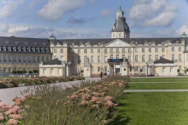 Karlsruher Schloss Copyright: (Mit freundlicher Genehmigung der KTG Karlsruhe Tourismus GmbH) Karlsruher Schloss Copyright: (Mit freundlicher Genehmigung der KTG Karlsruhe Tourismus GmbH)