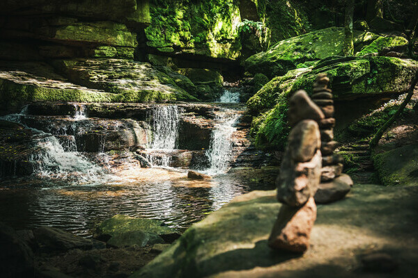 Monbachtal Wasserfall mit Steintürmen Copyright: (©Locher Fotodesign & Manufaktur)