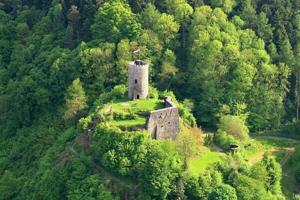 Burg Husen im Grünen von Hausach Copyright: (© Kultur- und Tourismusbüro Hausach)